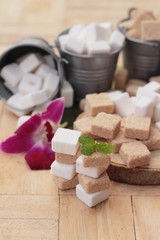 Cane sugar cubes and white sugar cubes