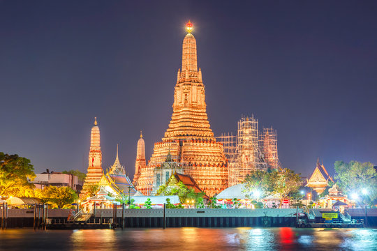 Wat arun night view temple in bangkok, Thailand