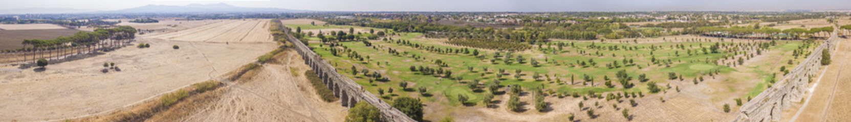Vista aerea panoramica della parte sud del Parco degli acquedotti a Roma, in Italia. Si riconosce...