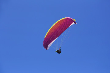 parapente dans ciel bleu