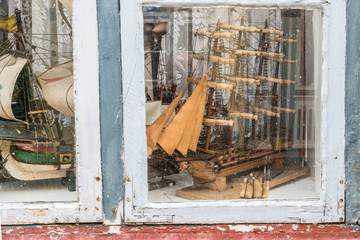 Alte Modell Schiffe hinter einem altem Fenster