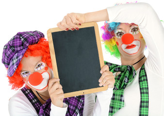 Clown zu Karneval, Fasching oder Fastnacht mit Tafel leer mit Textfreiraum und Copy Space