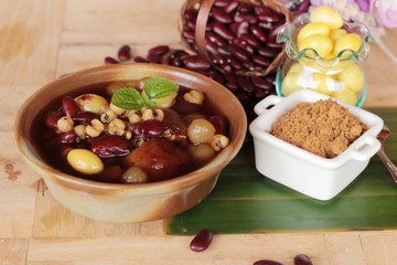 Chinese dessert with longan syrup is delicious