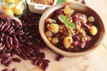 Chinese dessert with longan syrup is delicious