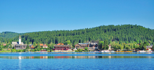 der Ort Titisee am gleichnamigen See im Schwarzwald nahe Titisee-Neustadt,Baden-W&uuml;rttemberg,Deutschland