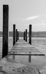 Obraz premium Holzsteg in schwarz weiss im Hochformat