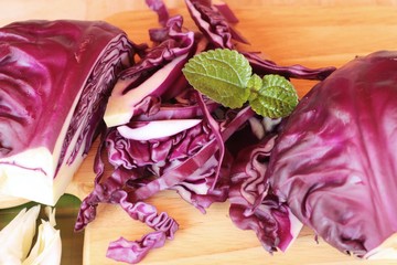 Obraz premium Fresh purple cabbage for cooking