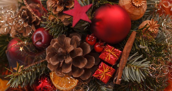 Weihnachtlicher Hintergrund mit Zapfen Stern Apfel Geschenk Panorama 