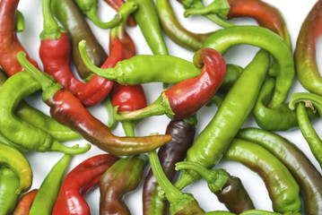 Peperoncini freschi su sfondo bianco