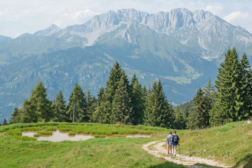 escursionisti sul sentiero di montagna