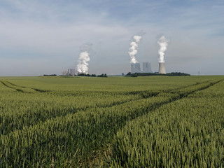 Elektrizitätswerk mit Emissionen und Wolken und Feldern