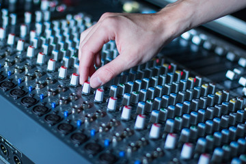 Tonstudio, Hand an Drehregler