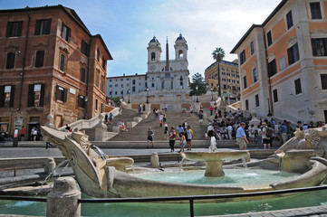 Roma, piazza di Spagna - Trinità dei Monti e la barcaccia
