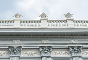 Statuen auf dem Behnhaus Drägerhaus in Lübeck, Deutschland