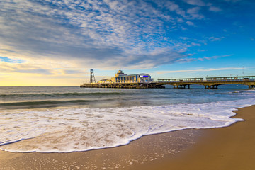 Bournemouth Beach en Pier bij zonsopgang