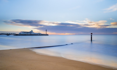 Obraz premium Bournemouth Beach and Pier at Sunrise