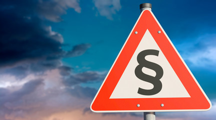 Schild mit Paragrafenzeichen