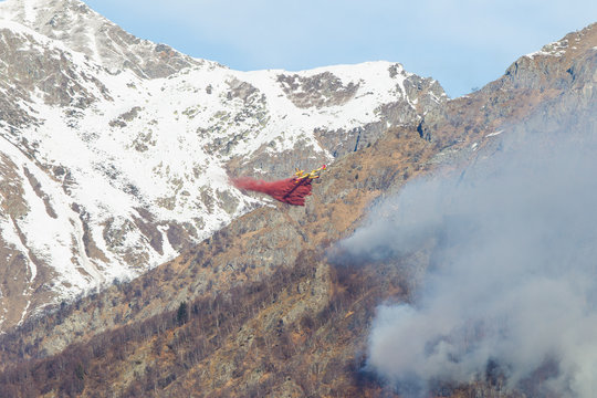 canadair in azione su incendio boschivo in montagna