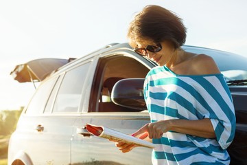 Naklejka premium Beautiful adult woman is traveling.