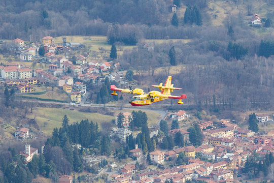 canadair in azione su incendio boschivo in montagna