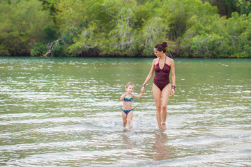 Fototapeta premium Mutter mit Tochter am See, Familienausflug