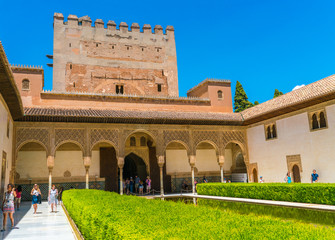Obraz premium Granada, Spain, juli 1, 2017: Tourists visiting the old city of La Alhambra near Granada