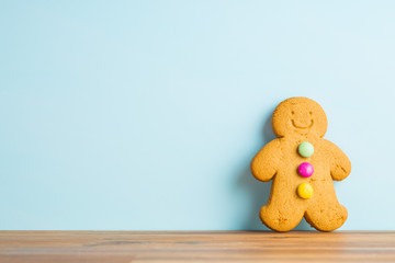 Obraz premium Gingerbread man leaning against the wall.