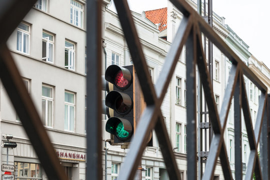 Eine Stra&szlig;enampel die gleichzeitig gr&uuml;n und rot leuchtet in L&uuml;beck, Deutschland