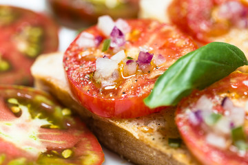 Landbrot mit Black Zebra Tomate und Olivenöl