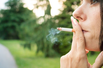 Frau genießt eine Zigarette