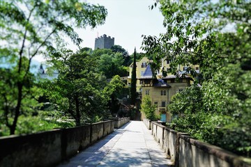 Brücke über den Fluss Etsch in der Stadt Meran in Südtirol in Norditalien