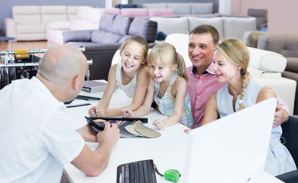 Family consulting with sellerman about  color of furniture