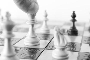 Scacchi fotografati su una scacchiera