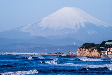 富士山をバックに湘南サーフパラダイス