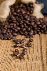 Fototapeta na wymiar coffee bean and saccloth on wood table
