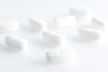Fototapeta na wymiar white tablets of medicine, selective focus