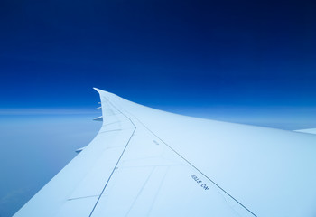 Fototapeta premium Airplane wing and blue sky