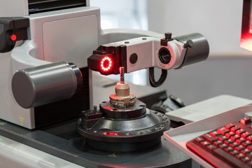 Fototapeta na wymiar High technology tool presetting machine inspection diameter radius center and tool length by high accuracy vision microscope and conputer programing