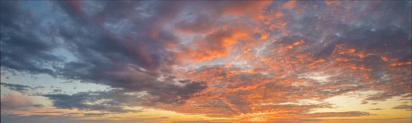 Tuinposter Vurige zonsondergang, kleurrijke wolken in de lucht © Mike Mareen
