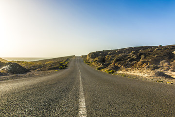 Asphaltband zum Himmel