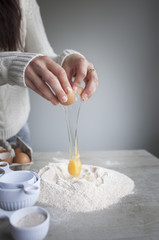 Cracking the eggs (baking time)