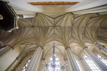 Obraz na płótnie Canvas Beautiful architecture inside the Catholic temple