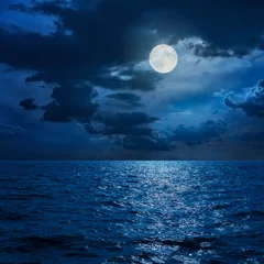 Fotobehang Nacht volle maan in wolken boven zee in de nacht