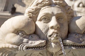 Particolare di maschera con getto d'acqua dalla fontana del Pantheon a Roma