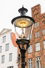 Fototapeta na wymiar Alte Gas Straßenlaterne in Lübeck, Deutschland