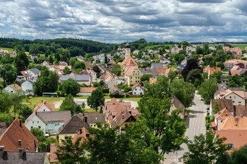 Fototapeta na wymiar D, Bayern, Schwaben, Blick vom Kloster Welden auf den Ort Welden im Sommerlicht mit dramatischem Wolkenhimmel