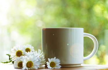 Mug with daisies