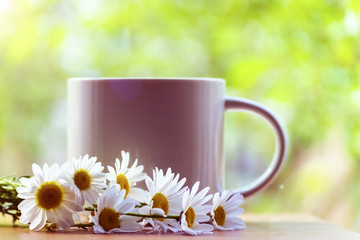 Mug with daisies