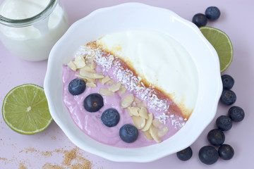 Joghurt mit Blaubeeren, Mandeln und Kokosflocken