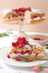 Biskuit mit Himbeeren